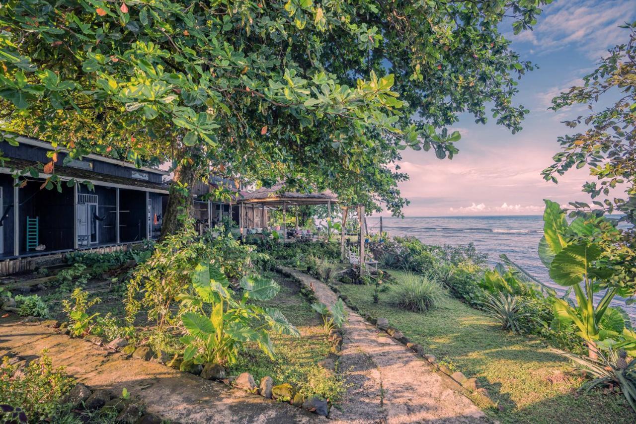 Sanctum Una Una Eco Dive Resort Pulau Unauna Екстер'єр фото